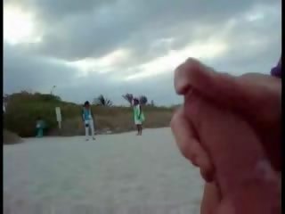 Warga amerika pelancong goncang zakar pada yang pantai manakala wanita passing oleh video