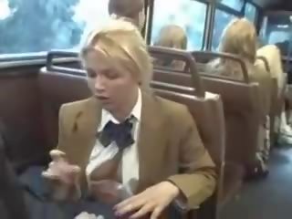Cô gái tóc vàng bé hút á châu kẻ con gà trống trên các xe buýt