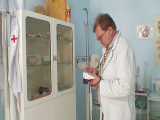 Nada návštevy ju gyno doktor pre vyzreté pička lekárske zrkadlo gyno skúška